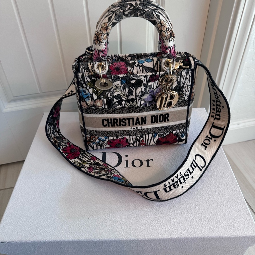 Medium Lady D-Lite Bag
Latte Embroidery with Multicolor Dior Cabinet de la Mer - Picture 3 of 15